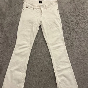 vita low waist jeans  - skiit snygga vita jeans från lee som är min syrras gamla! nypris 800 och är i jättebra skick💞 storlek 27/33