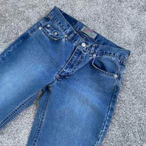 Blåa utsvängda jeans strl W27 L32