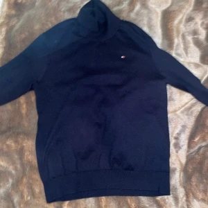 Tommy hilfiger polo - Ganska använd hilfiger polo men ändå ganska färsh sick 6/10