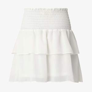 säljer min vita chelsea kjol. knappt använd och i fint skick, den är lite stor i storleken. nypris: 449kr skriv privat för frågor eller fler bilder 💗