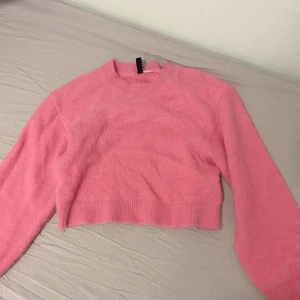 rosa fluffig crop top - köpt en cerise rosa fluffig crop top i somras från h&m! knappt använd, superskön och mysig 💖     ✨ SKA FLYTTA UTOMLANDS SÅ ALLT MÅSTE BORT INNAN APRIL ✨ annars slängs det på tippen 🥲