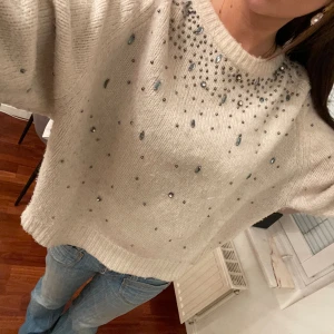 Stickad tröja zara - Jätte cool oversized stickad kofta från zara med skit coola pärlor som detaljer. Jag brukar ha XS passa nog upp till M beroende på hur man vill att den ska sitta💞