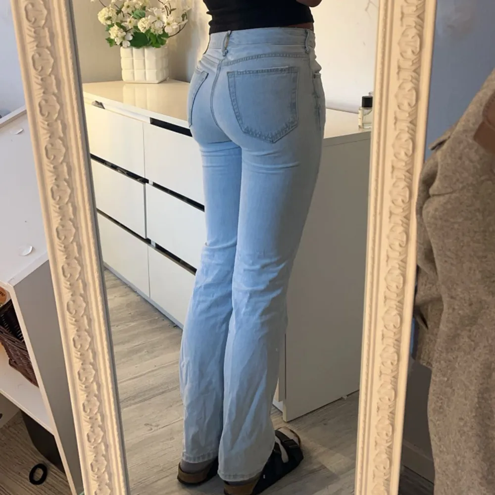 Ett par skit fina ljusblåa jeans som sitter jätte fint  från bikbok  i storlek 25 längd 32 men passar mig som är 172💕 pris kan diskuteras . Jeans & Byxor.