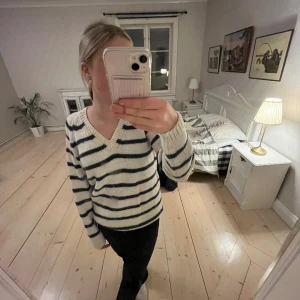 Stickat tröja  - Säljer denna stickade tröja som är jätte mysig💕