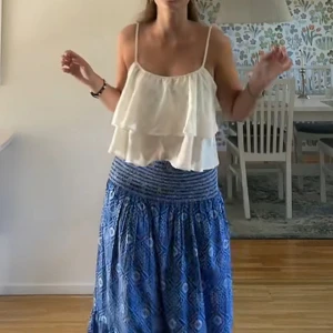 Volangtopp från H&M - Supergulligt volanglinne från H&M i en beige/vit färg 🤍 använd fåtal gånger, passar både S och M