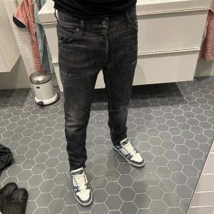 Svarta dsquared2 jeans med grå tvätt som är i bra skick. Jeansen är stora därav inte blivit använda så mycket. Köpte på ABCD (kvitto finns).  Skriv till  mig om ni har frågor om storlekar, pris mm…  (Tags medföljer)