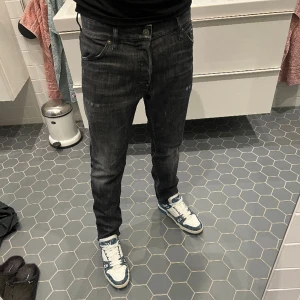 Dsquared2 jeans - Svarta dsquared2 jeans med grå tvätt som är i bra skick. Jeansen är stora därav inte blivit använda så mycket. Köpte på ABCD (kvitto finns).  Skriv till  mig om ni har frågor om storlekar, pris mm…  (Tags medföljer)
