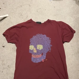 Marc jacobs tröja - Riktigt grischig tröja från marc jacobs. Tröjan är i bra skick, inga defekter. Storlek L, men är liten i storleken så passar M. Hör av er vid funderingar! 