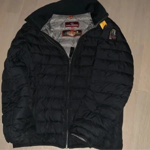 Parajumper jacka - Höst/vår jacka som jag säljer eftersom den är för liten för mig storleken på den är ungefär XS och är i väldigt bra skick. Kan mötas i stockholm. Fråga om fler bilder💯💯