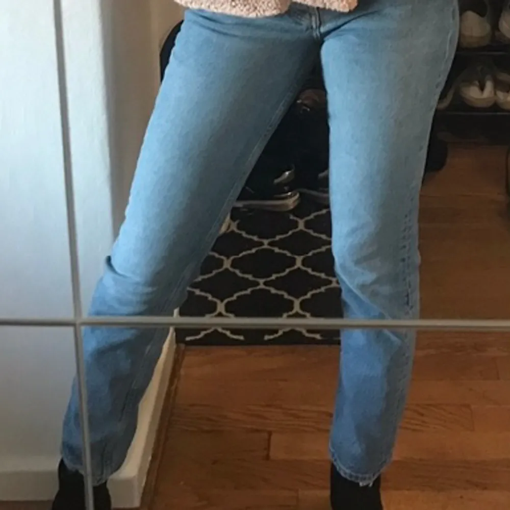 Säljer perfect jeans från ginatricot i storlek S. Mom jeans model. Använda men dem ser likadana ut som när dem inköptes, inget slitage på dem. . Jeans & Byxor.