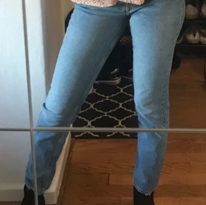 Jeans - Säljer perfect jeans från ginatricot i storlek S. Mom jeans model. Använda men dem ser likadana ut som när dem inköptes, inget slitage på dem. 