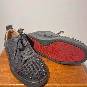 Christian Louboutin skor - Säljer dessa loubs. Köpta här på Plick därav inget äkthetsbevis, dock visar sulan och att jag fick med kartong och certifikat att de är äkta. Tyvärr slängde jag dessa för förstod inte att de skulle kunna komma till användning. Skon är i fint skick.