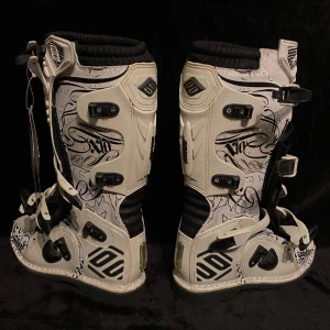 Shot crossstövlar/kängor - Säljer dessa sjukt bekväma och robusta crosstövlar ifrån märket SHOT. Nypris är ca 4000kr, mitt pris 1299kr. De är använda en gång, skick 10/10. Fraktas inom 48h📦📩 Kolla in mina andra annonser🤗