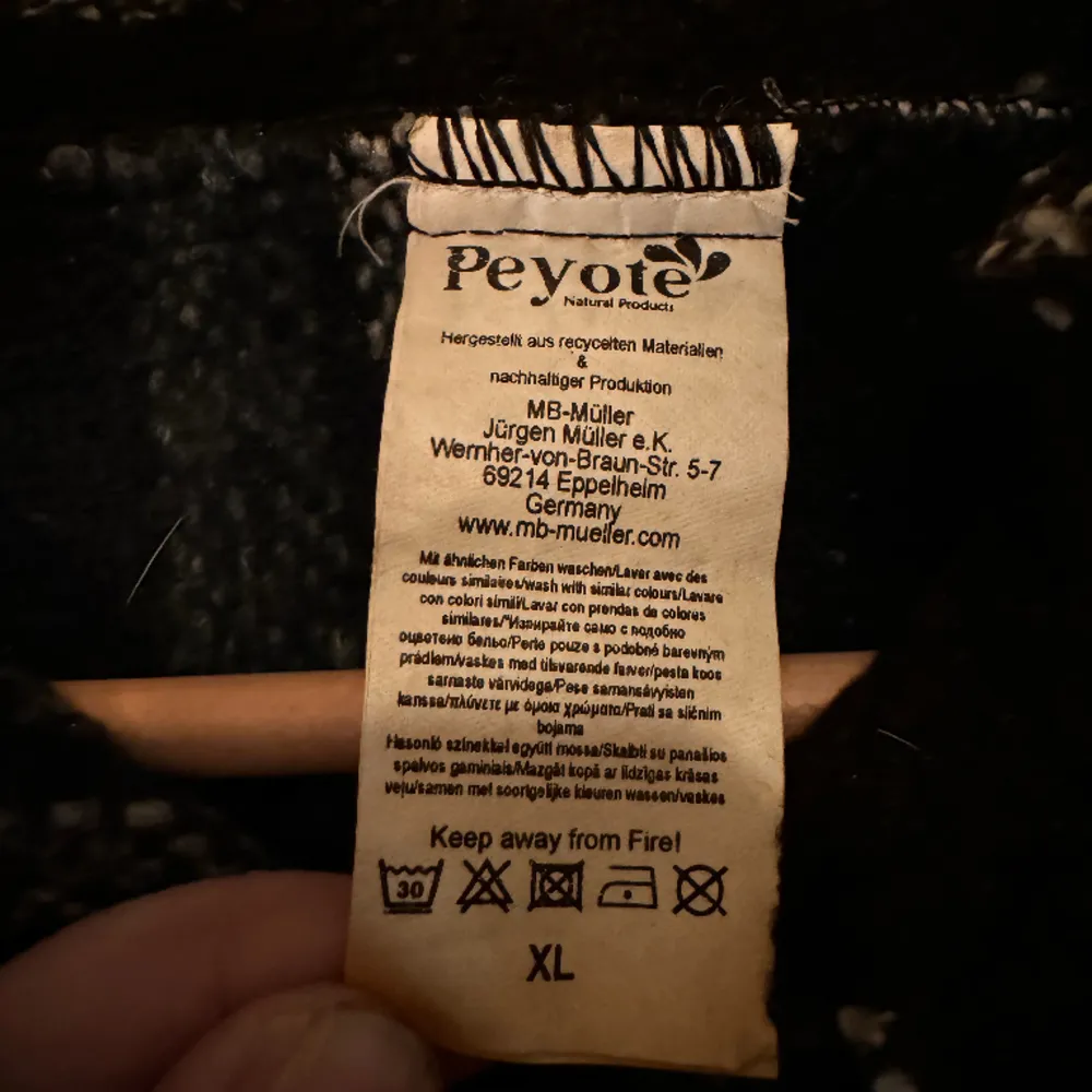 Peyote Hoodie ”drugrug” i storlek XL. Oanvänd och i perfekt skick. Köpt i usa 🇺🇸 2022, grey on black. Stickat material. Sjukt bekväm och gosig. . Hoodies.