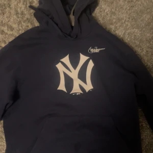 Nike x yankees hoodie - Säljer denna sköna och snygga hoodien