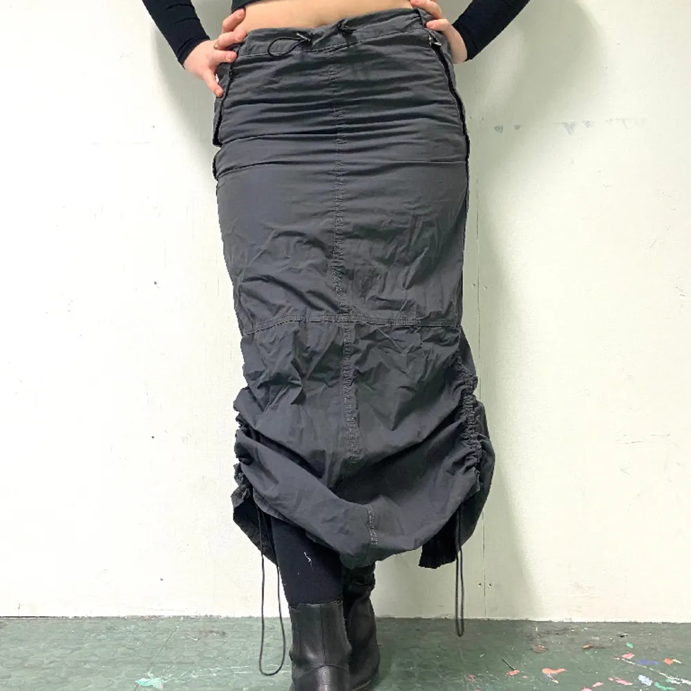 Maxi cargo kjol från Urban Outfiters. Skjuster bar midja och längd. Två fickor och ett slut på baksidan. Modellen är 165. Kjolar.