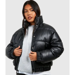 Puffig lack jacka  - Svart piffig lack jacka från zara. Jätte fint skick ser ut som ny. Har inte använt jackan så mycket eftersom den är lite stor för mig. 🤍🤍