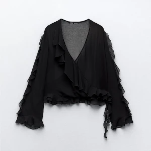 Topp - Säljer denna topp som inte kommer till användning då den inte passar mig. Använd 1 gång i typ 2 timmar så väldigt bra skick💕