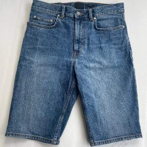 Jeansshorts från HM i mycket bra skick. Sälj pga urvuxna. Herr, Storlek 29 / 170, slim fit. Tar emot prisförslag!