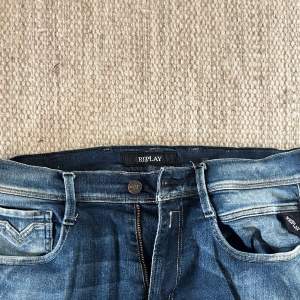 Fet grish replay jeans nu pris 2599 precis ny tvättade därför skrynkliga använda bara några gånger 