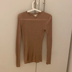 ribbad rosa tröja - ribbad as snygg tröja! säljer pga att den är för stor. känns som intimissimi tröjan fast ribbad. väldigt skönt material men är väldigt genomskinlig💗 tryck inte på köp direkt!