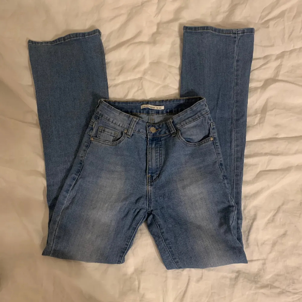 Jättefina bootcut jeans med midwaist, lite för stora för mig men fina på❤️ Använd gärna köp nu! 🥰. Jeans & Byxor.