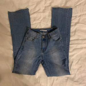 Jättefina bootcut jeans med midwaist, lite för stora för mig men fina på❤️ Använd gärna köp nu! 🥰