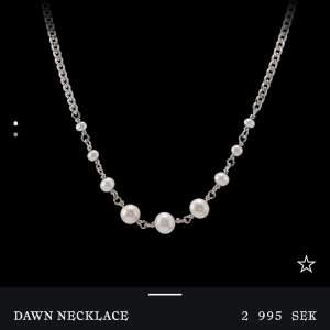 Säljer detta så fina halsband för 2000kr. Bra skick. Går ej ner i pris❤️ nypris 3000kr