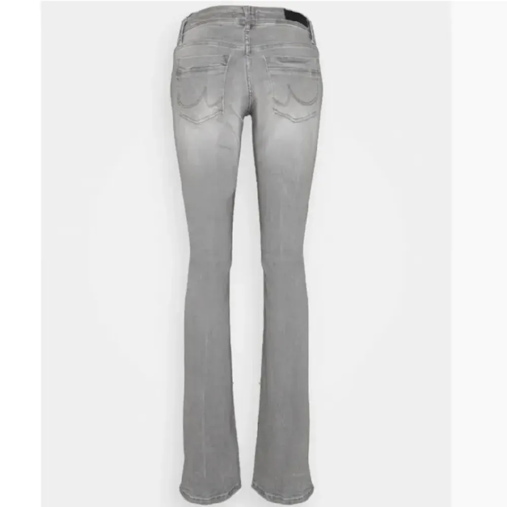 Säljer mina ljusgråa ltb jeans i superfint skick! De är slutsålda på hemsidan, nypris 829kr. Midjemått 77cm Innerbenslängd 82cm, de är stretchiga i materialet❣️. Jeans & Byxor.