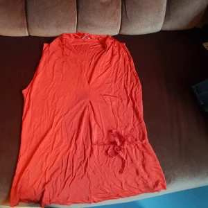 Filippa K linne - 🧡Filippa K🧡 Storlek S  100% viskos Tunt svalt tyg  Skrynklig. Legat nerpackad länge.  Klar orange  Litet hål i nacke, borde gå lätt att sy. Ett märke rygg från strykning  Fler bilder finns