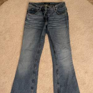 Säljer dessa lågmidjade jeans från Tiger of Sweden pga av att dom är för små. De är använda ett par gånger men de är som nya. 