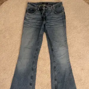 Säljer dessa lågmidjade jeans från Tiger of Sweden pga av att dom är för små. De är använda ett par gånger men de är som nya. 