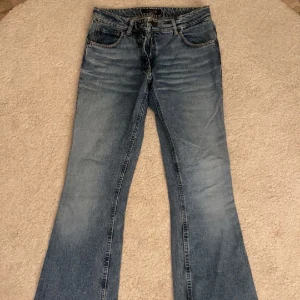 Jeans Tiger of Sweden - Säljer dessa lågmidjade jeans från Tiger of Sweden pga av att dom är för små. De är använda ett par gånger men de är som nya. 