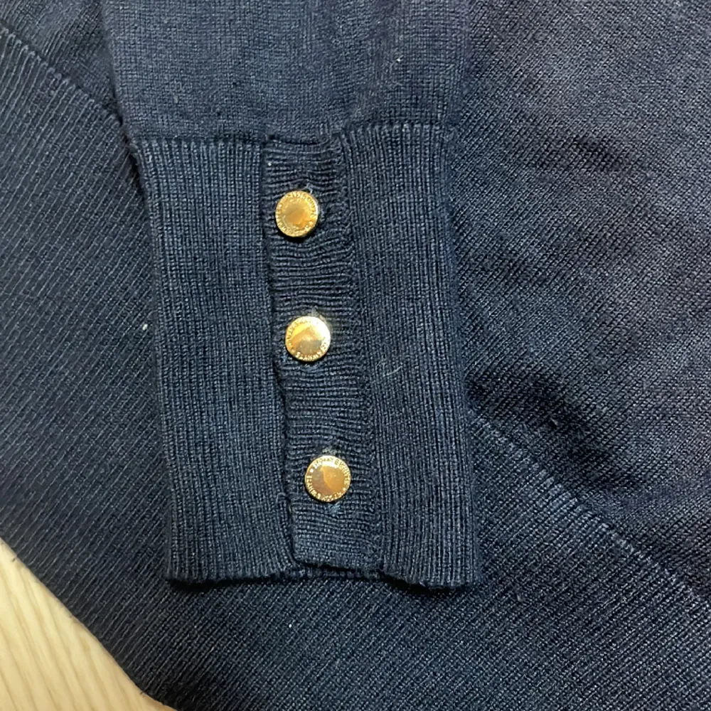 En marinblå tunn stickad tröja me krage, säljer för den inte kommer till användning. Jätte bra skick. . Tröjor & Koftor.