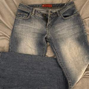 jättesnygga lågmidjade jeans som tyvärr är för små:/ 38cm midja tvärs över och 82cm innerben;)
