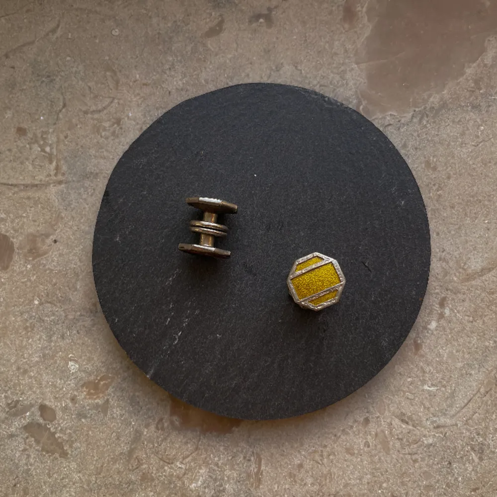 Vintage Metal Cufflinks that can be joined by inner snaps Golden Geometric Design on Outer Layer. Asusteet.