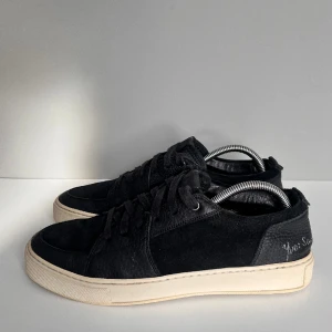 Saint Laurent skor   - Säljer ett par sjukt ovanliga Saint Laurent skor i storlek 40, cond 9/10 endast smutsig sula som rengörs innan frakt. Tillkommer endast skor!