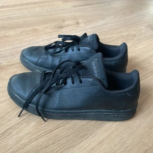 Adidas stan smith svarta 39 40 - Storleken är 40 men de är små så skulle säga att de är en 39. Köpte på sellpy men de var för små. 