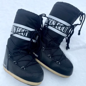 Moonboots  - Säljer mina höga svart vita moonboots som är använda fåtal gånger inköpta från Zalando. Fint skick och absolut ett par perfekta skor till vintersäsongen🌨️