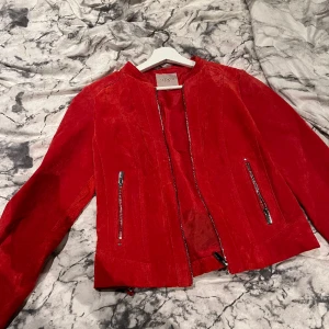 Röd/orange Jacka - Säljer denna coola jacka med flera olika detaljer från LIVELO i stl. 38. Knappt använd och säljer för 250kr+frakt. (Kan i vissa fall mötas upp)😊