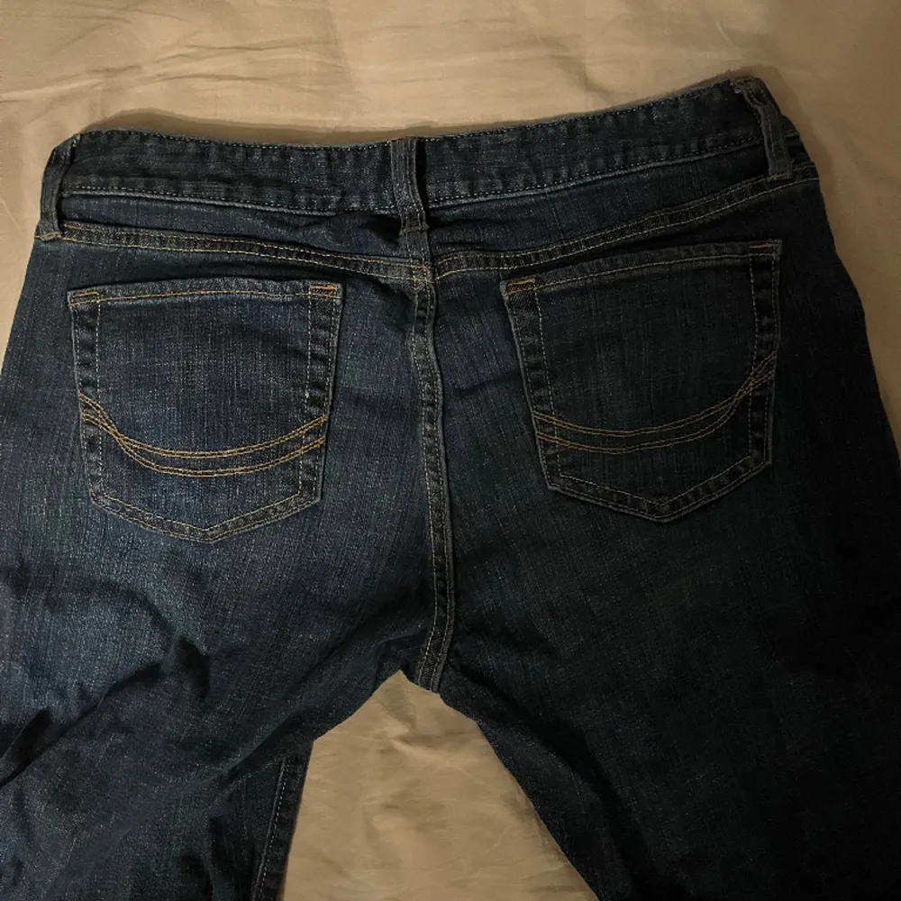 Säljer mina snygga lågmidjade marinblå flared jeans. Jättebra skick. Storlek S passar även M. Pris kan diskuteras vid snabb affär!. Jeans & Byxor.