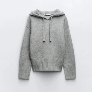 Zara hoodie stickad  - Säljer denna, nyskick storlek s. Pris 350kr💞