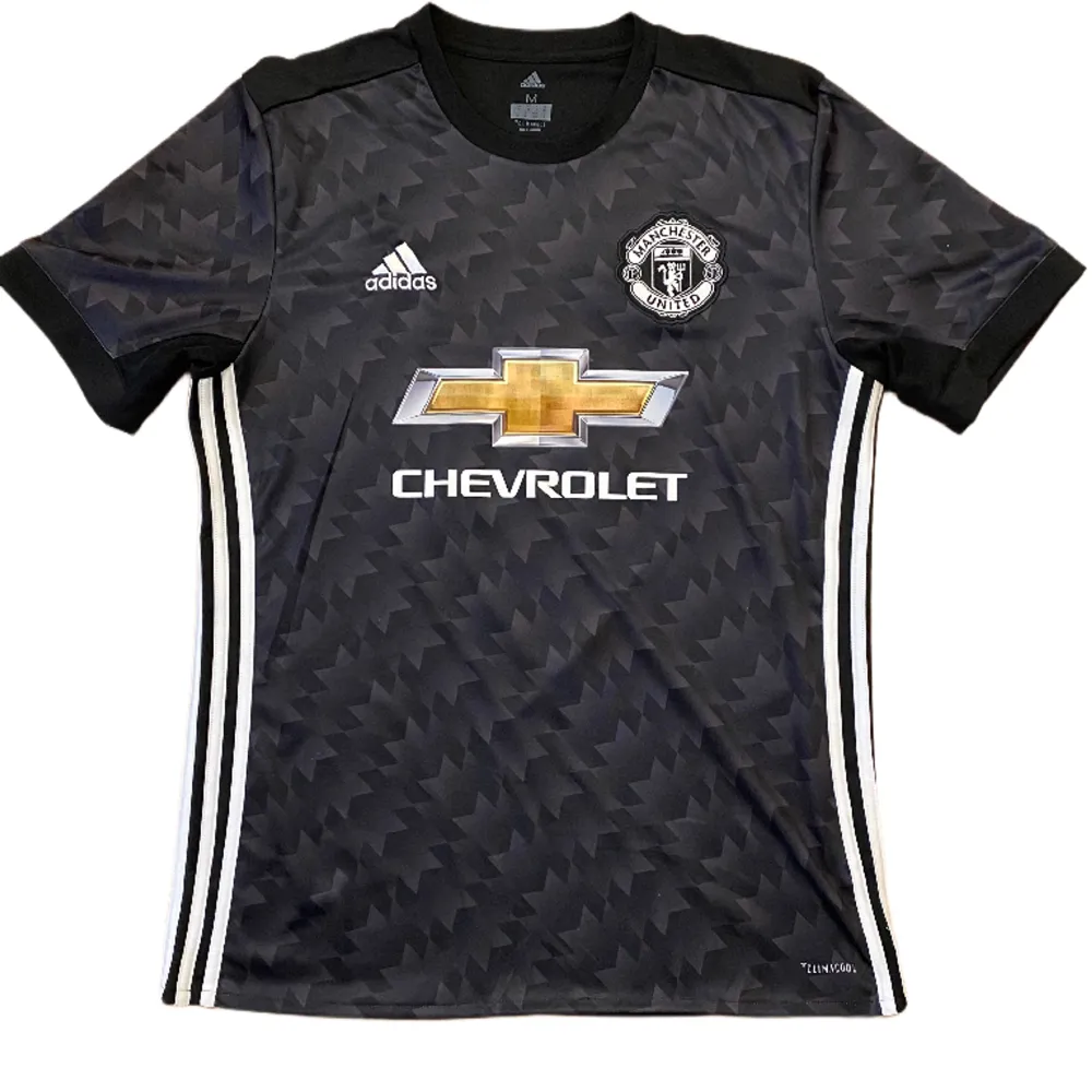 Manchester Uniteds officiella bortatröja från 2017 i nyskick.. T-shirts.