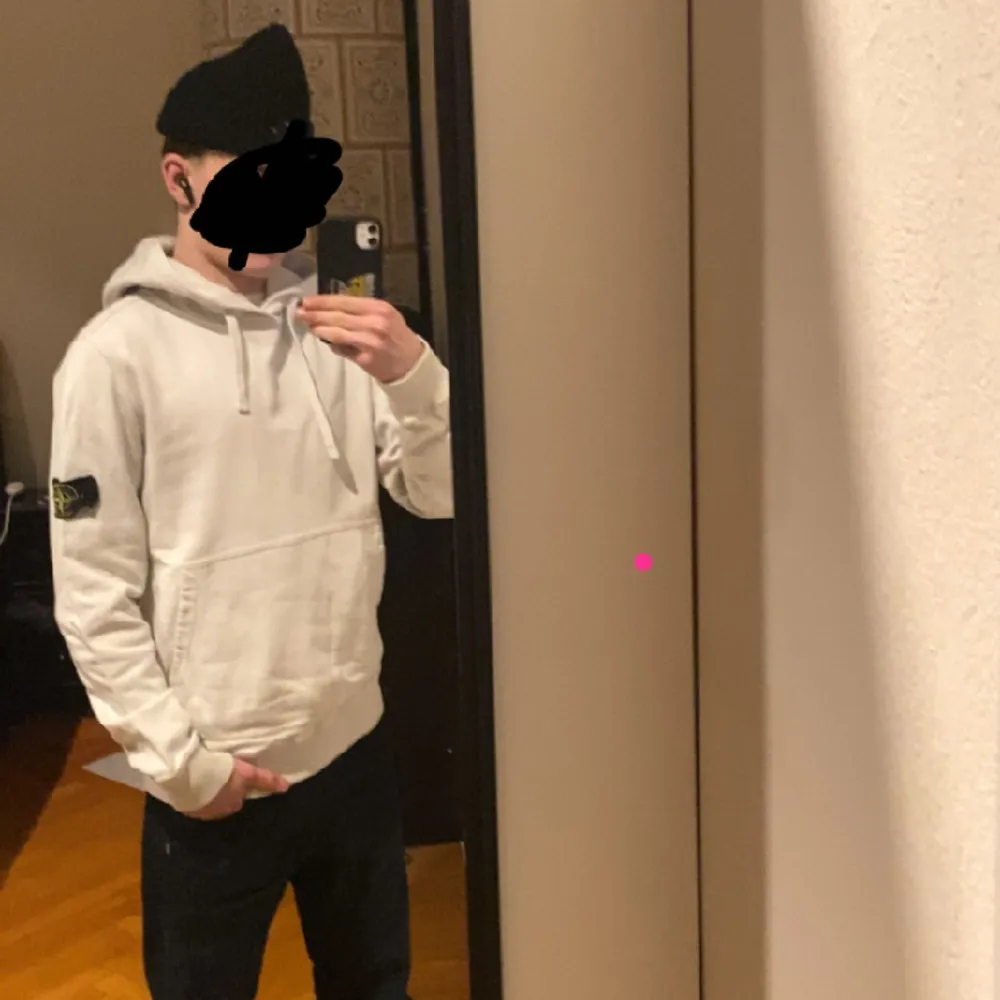 Säljer en vit stone island hoddie storlek M, då den inte kommer till användning längre. Pris kan diskuteras . Hoodies.