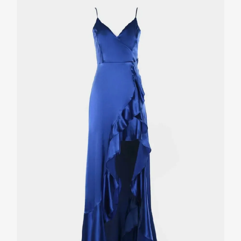 Säljer min balklänning från balen 2023, den är använd en gång helt ny skick, köpte den ny, den har ett långt fint släp bakom sig och en väldigt fin blå färg. Pris kan diskuteras . Klänningar.