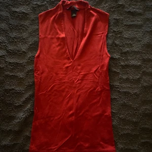 topp - röd topp i strl xs men passar även s och m