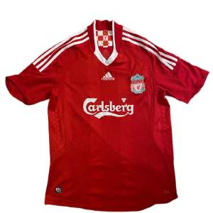 Liverpools hemmatröja från 2008 i väldigt gott skick utöver slit på sponsor.