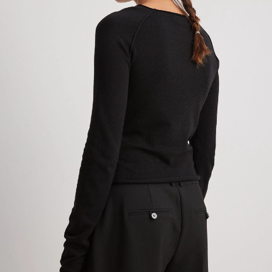 Tunt stickad tröja med rå nederkant - 90