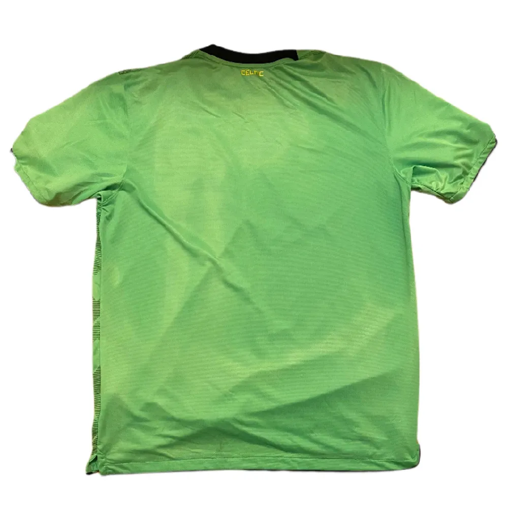 Celtics officiella bortatröja från 2010 i nästintill nyskick.. T-shirts.