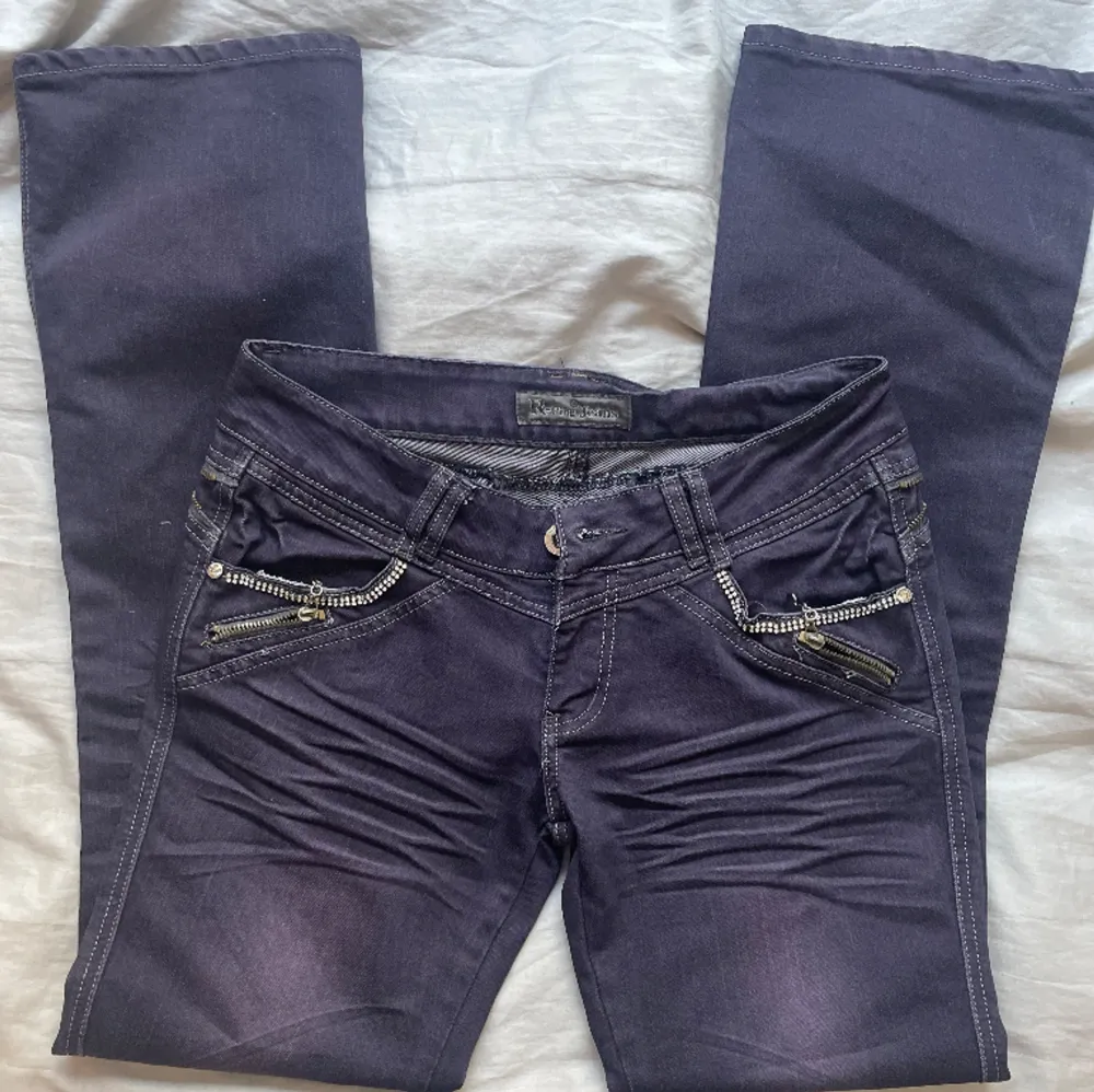 Sjukt coola lågmidjade jeans med häftig mörklila färg och coola detaljer i mycket gott skick! . Jeans & Byxor.